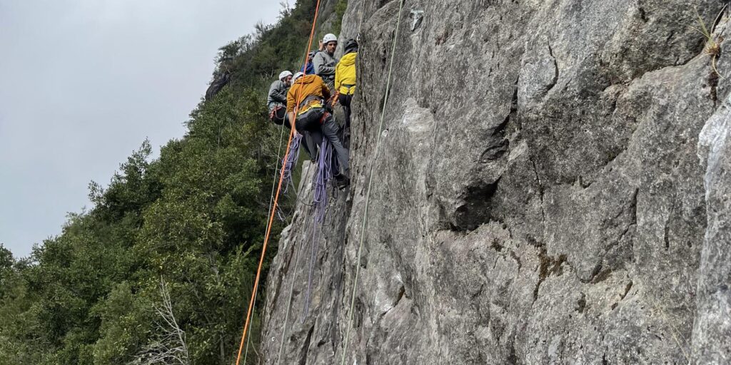 Examen de ingreso 2024: Postulantes Guía de Escalada en Roca ANGM en Pucón!